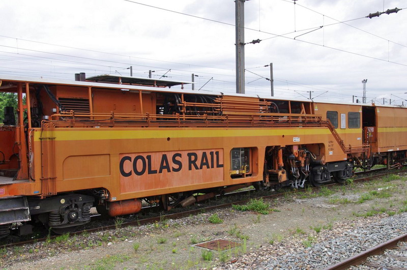 99 87 9 124 504-1 - 108-275 FRP (2013-08-12 gare de Saint Quentin) Colas Rail (15).jpg