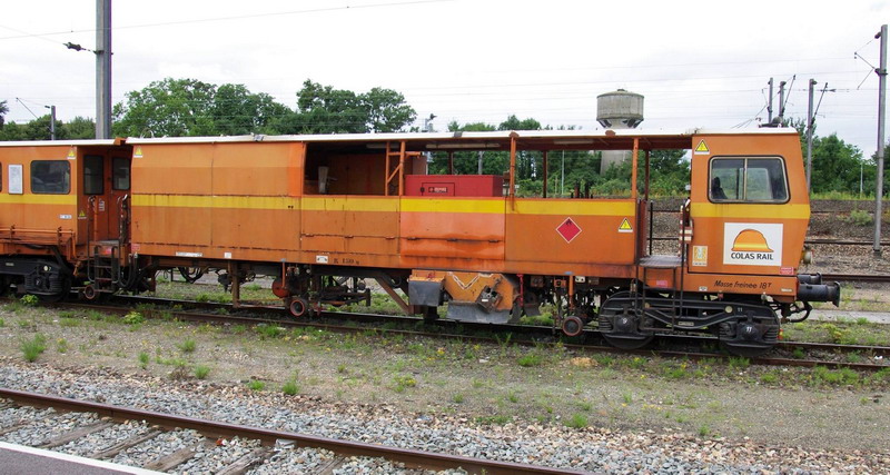 99 87 9 124 504-1 - 108-275 FRP (2013-08-12 gare de Saint Quentin) Colas Rail (27).jpg