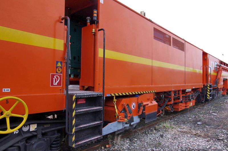 99 87 9 122 522-5 - 108-32 U (2013-05-13 gare de Saint Quentin) Colas Rail (5).jpg