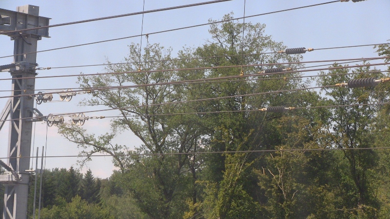 Gare de Besançon TGV isolateurs caténaire.JPG