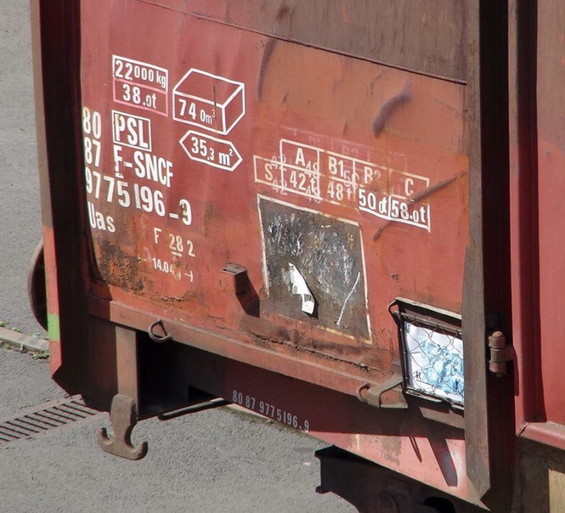 80 87 977 5 196-9 Uas F28 2 F SNCF-PSL (2017-05-20 Tergnier) (2).jpg